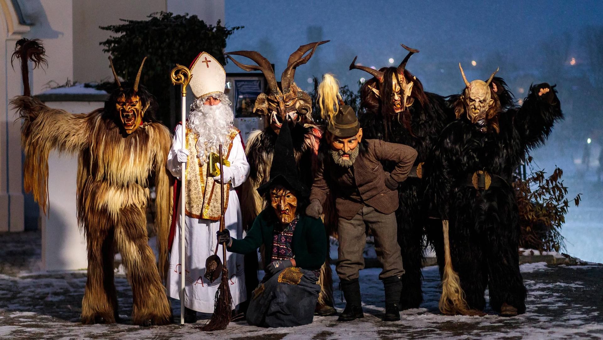 Krampustage: Der barmherzige Nikolaus verkörpert das Gute, sein Begeleiter Krampus das Böse.