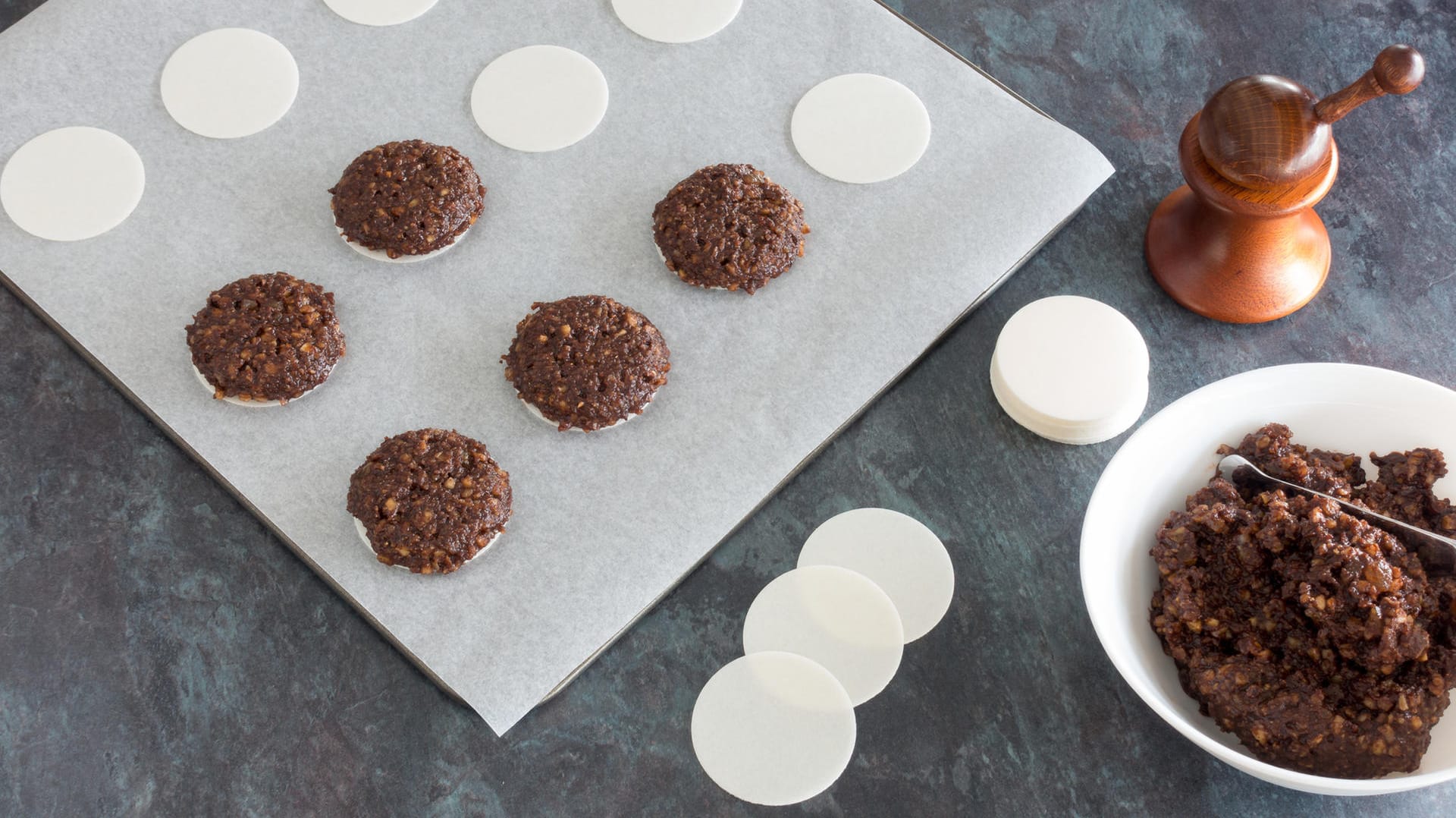 Elisenlebkuchen: Vor dem Backen sollte der Teig an einem warmen Ort trocknen. Dabei bildet sich auf dem Teig eine kleine Haut, die verhindert, dass das Gebäck im Backofen auseinanderläuft.