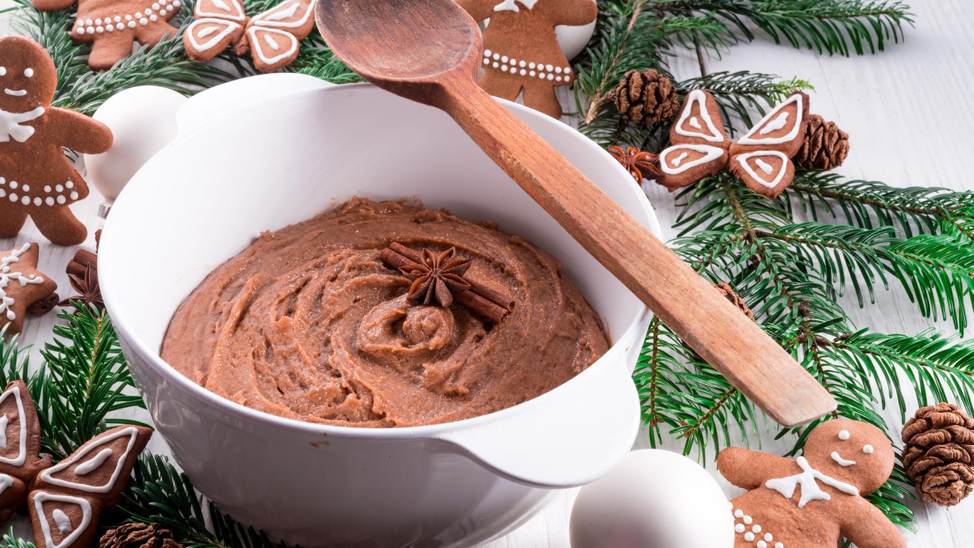 Lebkuchenteig: Es kommt dem Geschmack zugute, wenn der Lebkuchen noch einen kleinen weichen Kern hat.