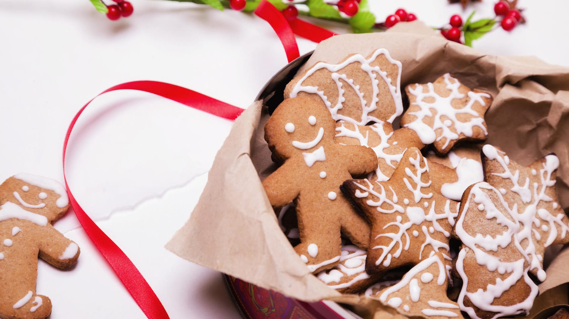 Lebkuchen in der Dose: Damit sie besonders lange frisch bleiben, können sie auch zusammen mit einem Apfel oder einer Möhre in einem verschließbaren Gefäßen aufbewahrt werden.