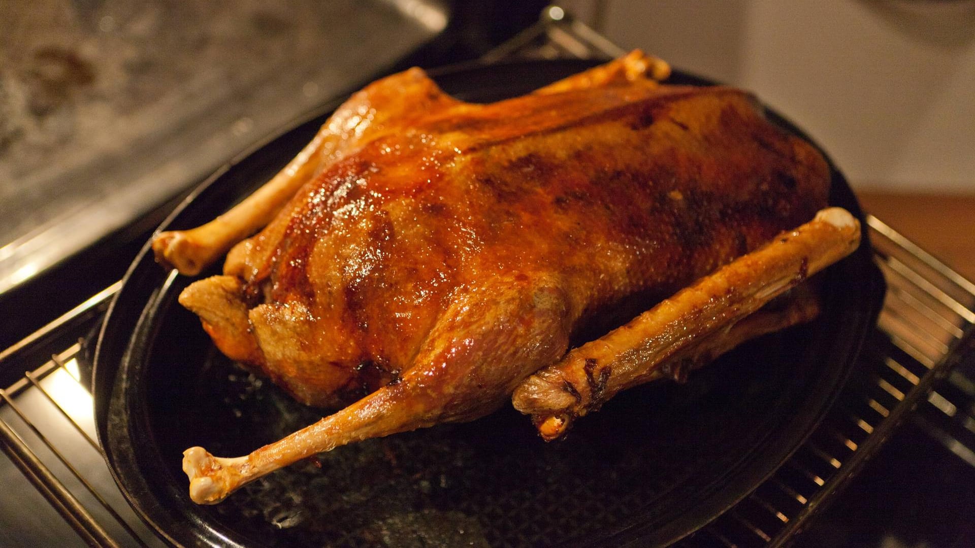 Gans im Backofen: Da die Weihnachtsgans mehrere Male gedreht werden muss, sollten Sie sich genug Zeit nehmen.