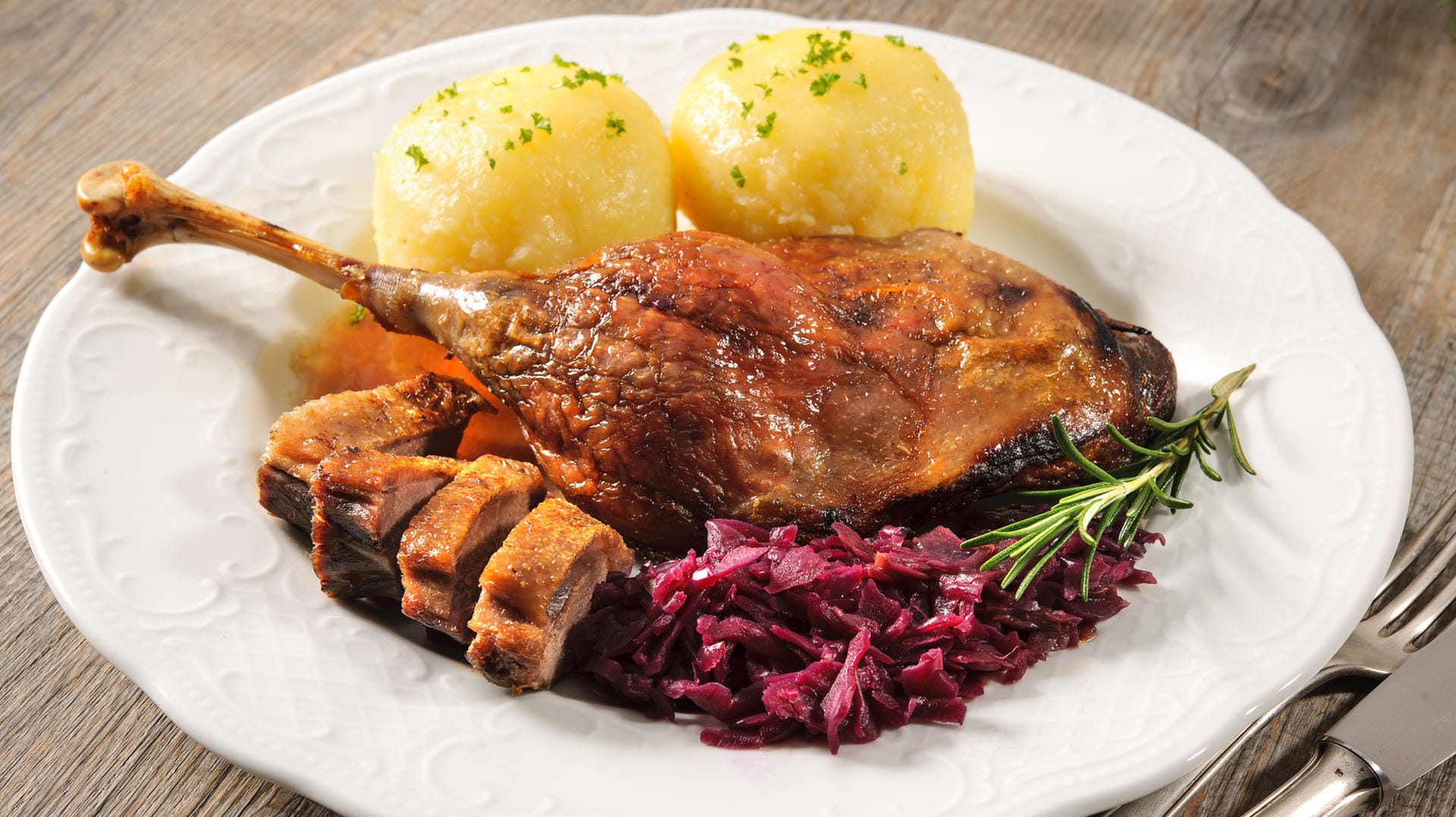 Rotkohl und Knödel: Diese Beilagen machen den Gänsegenuss perfekt.