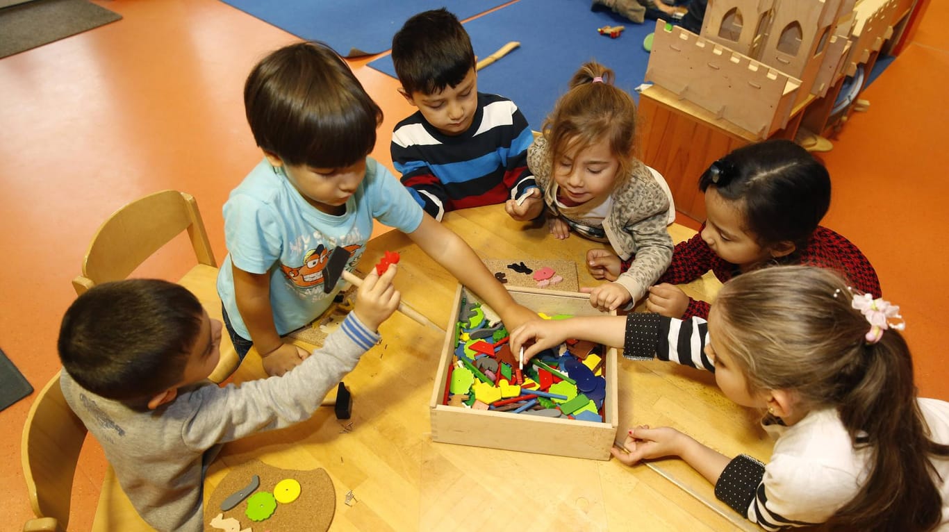 Kinder spielen: Eine neue Sprache lässt sich Kindern gut spielerisch vermitteln.