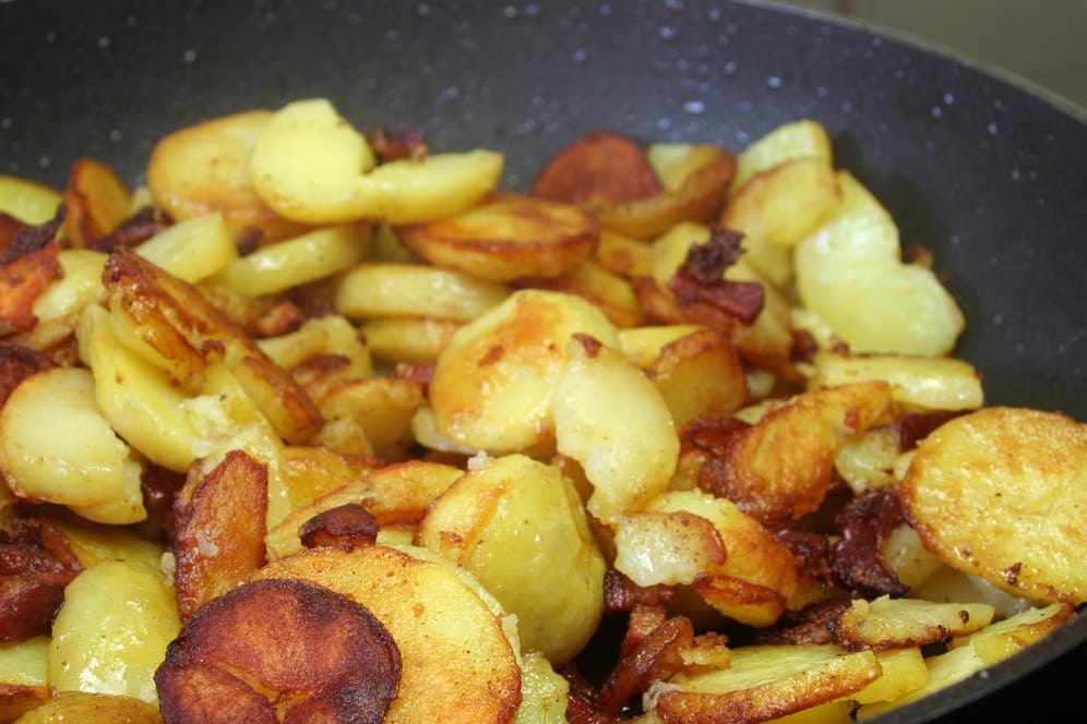 Bratkartoffeln: Knusprig und goldgelb müssen sie sein.