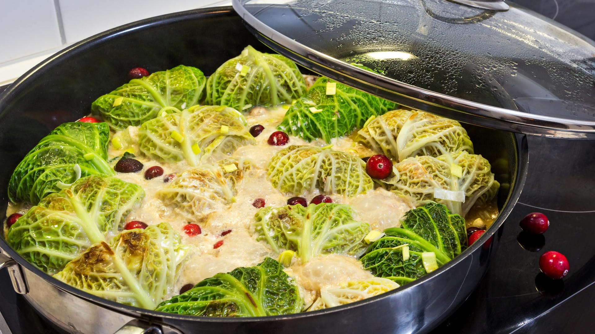 Wirsinggericht: Hat sich der Kohlgeruch bereits im Haus verbreitet, können Sie in einem Topf Essigwasser aufkochen, etwa 30 Minuten stehen lassen und danach lüften.