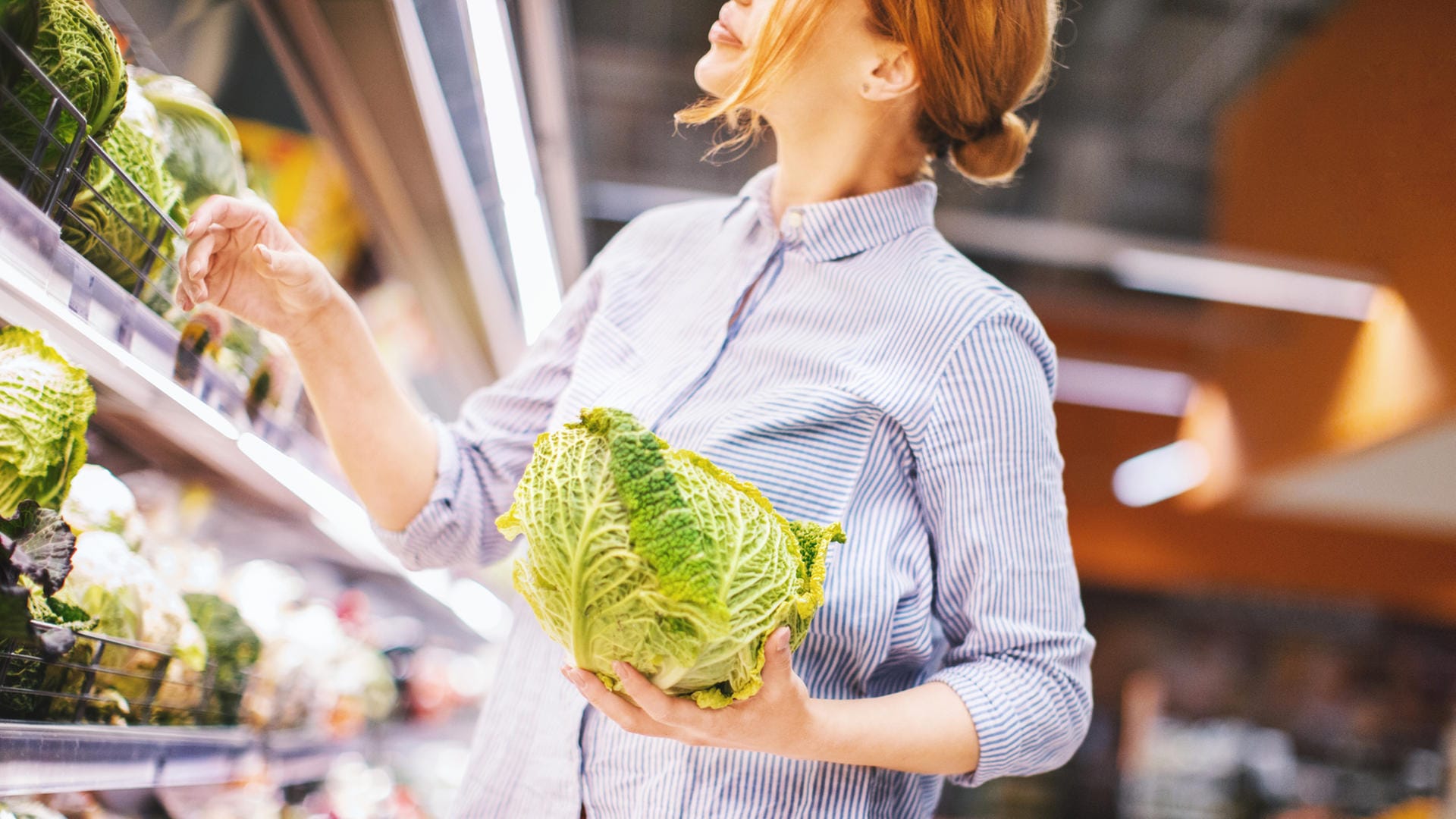 Wirsing im Supermarkt: Sind die Blätter des Kohls beim Kauf labberig, beschädigt oder blass, ist er nicht mehr frisch.