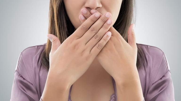 Hände vorm Mund: Einige unangenehme Krankheiten finden im Mund statt.