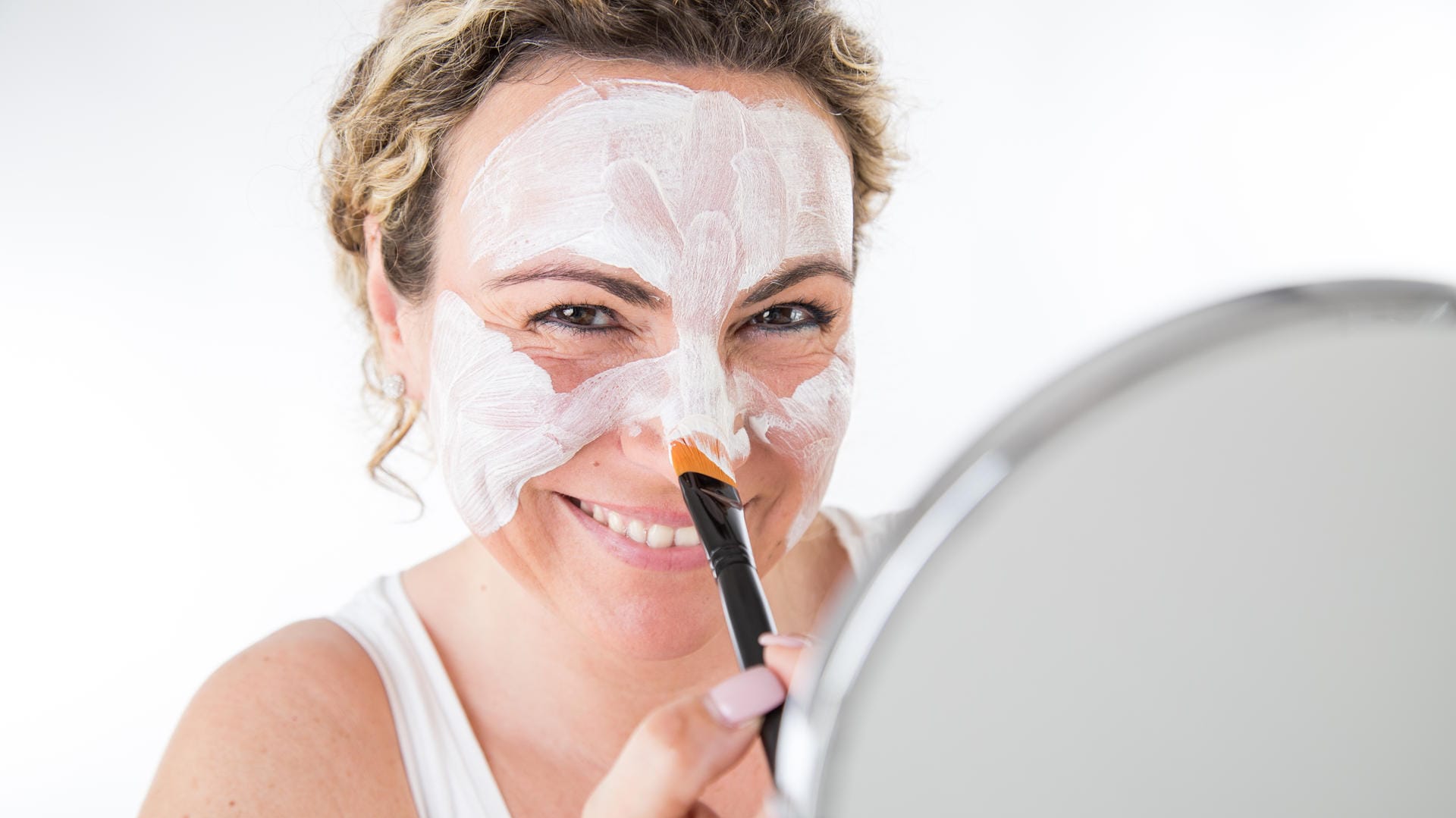 Fältchen gehören zum Alter dazu: Wer das nachlassende Wachstum der eigenen Hautzellen wieder ein bisschen ankurbeln will, kann zum Beispiel zu Produkten, die Retinol enthalten, greifen.