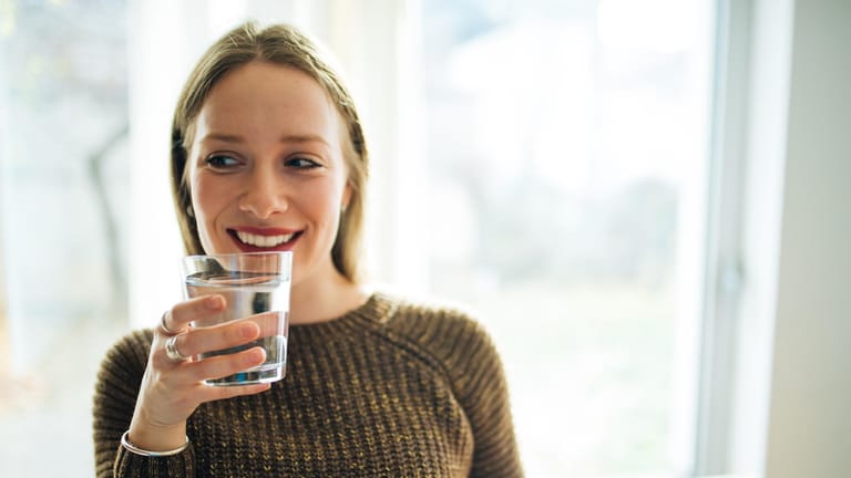Fastende mit einem Glas Wasser: Glauber- oder Bittersalze sollen den Darm reinigen.