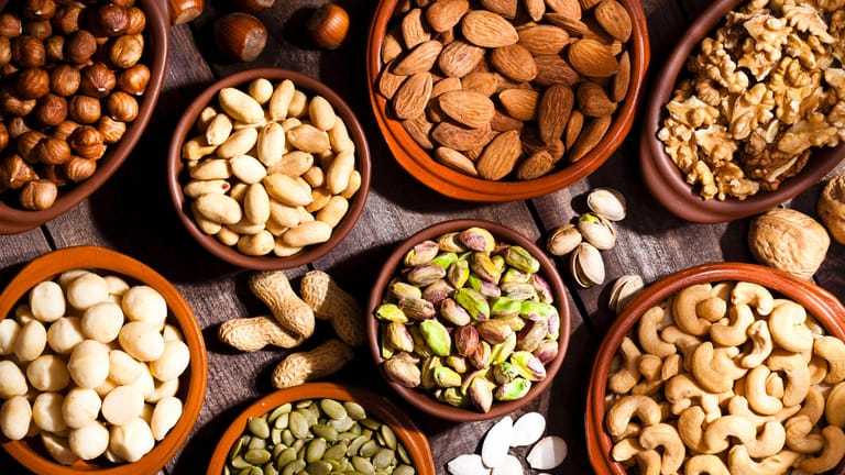 Nüsse und Samen: Eine Handvoll Nüsse am Tag sind bei der Paleo-Diät erlaubt.