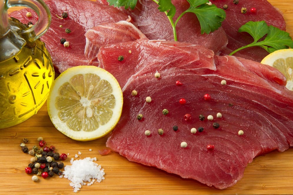 Thunfischsteaks: Bei der ketogenen Diät verzichten Anwender auf Kohlenhydrate und ernähren sich stattdessen stark protein- und fetthaltig.