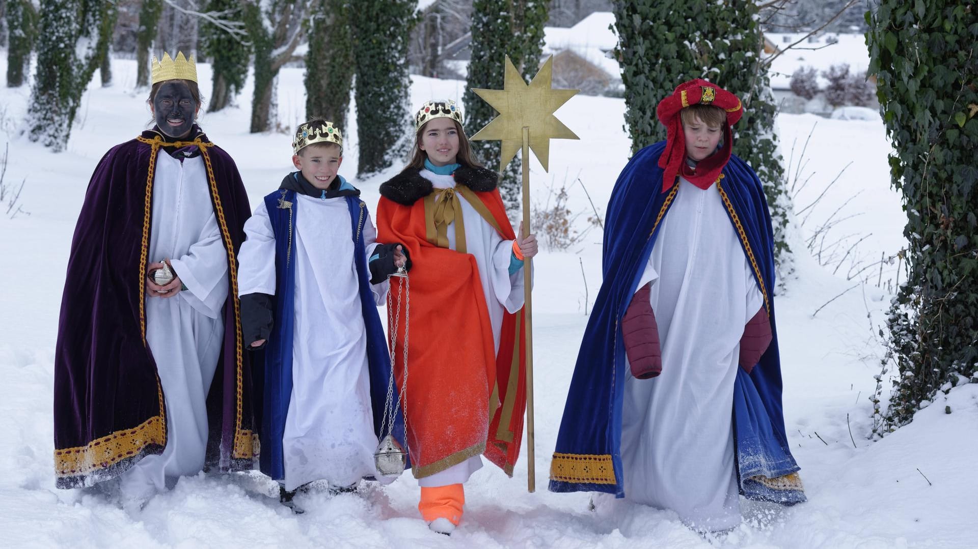 Kinder gehen als Sternsinger