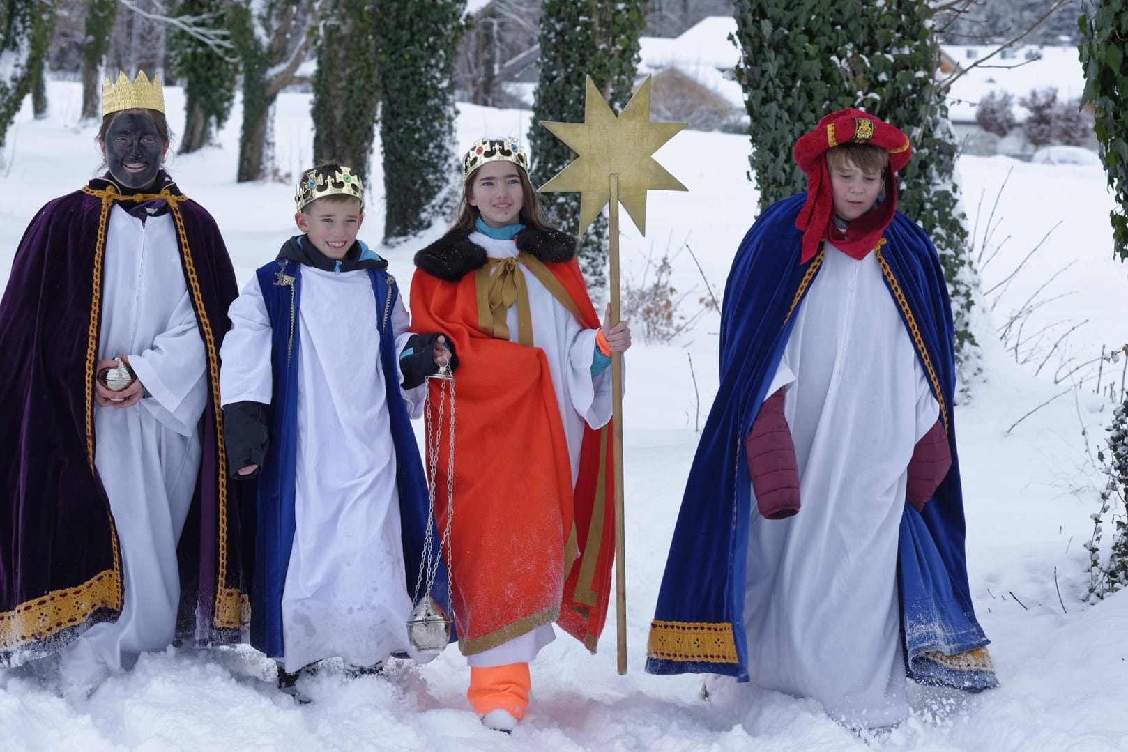 Kinder gehen als Sternsinger