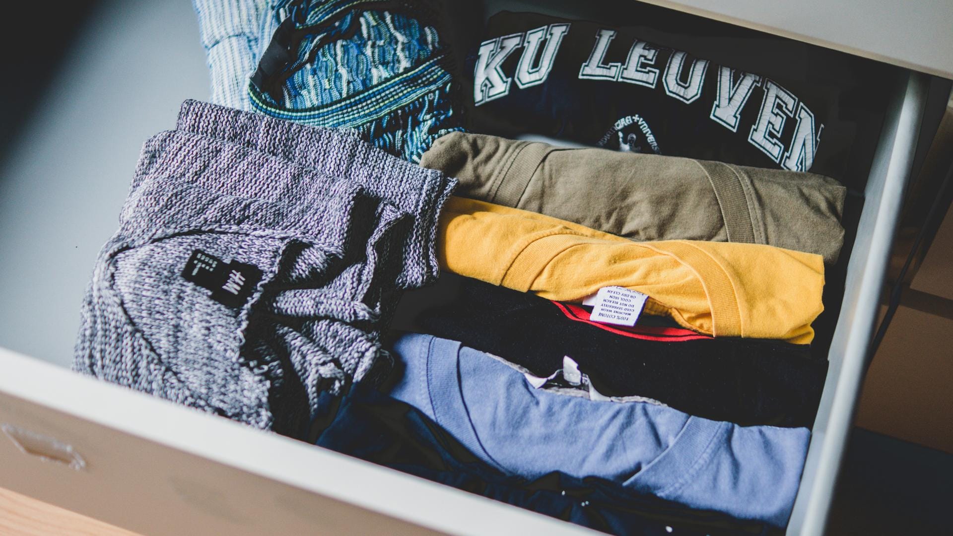 Shirts in einer Schublade: Mit der Konmari-Methode lernen Sie auch, Kleidung auf eine besondere Art zu falten.