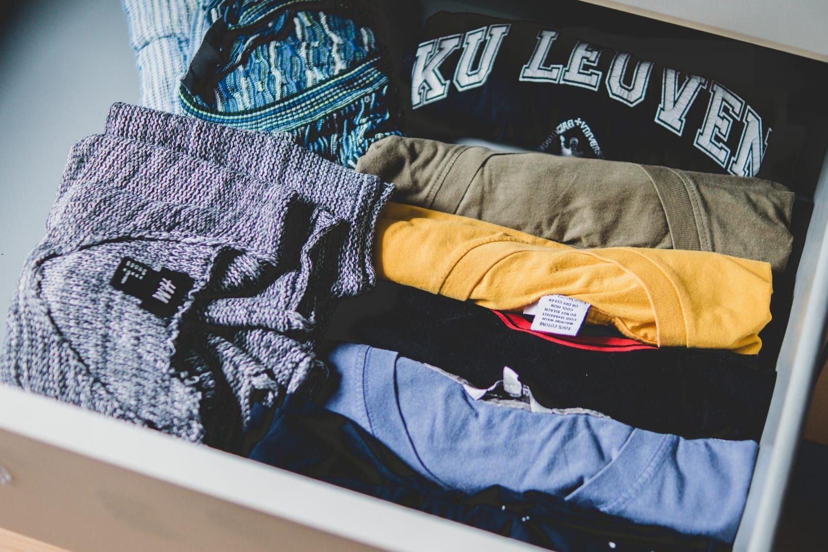 Shirts in einer Schublade: Mit der Konmari-Methode lernen Sie auch, Kleidung auf eine besondere Art zu falten.