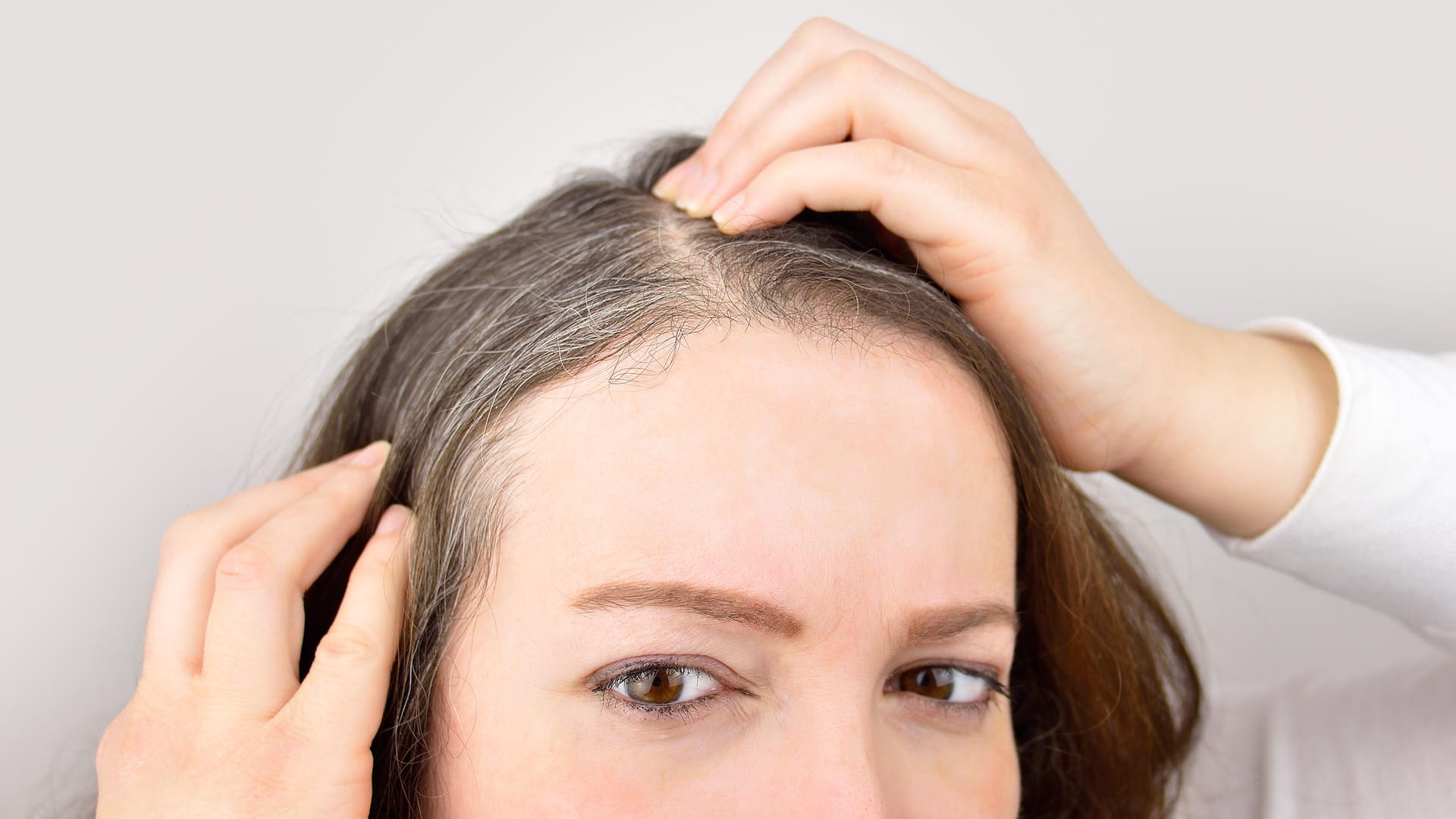 Graue Haare: Nicht allen fällt es leicht, sich damit abzufinden.