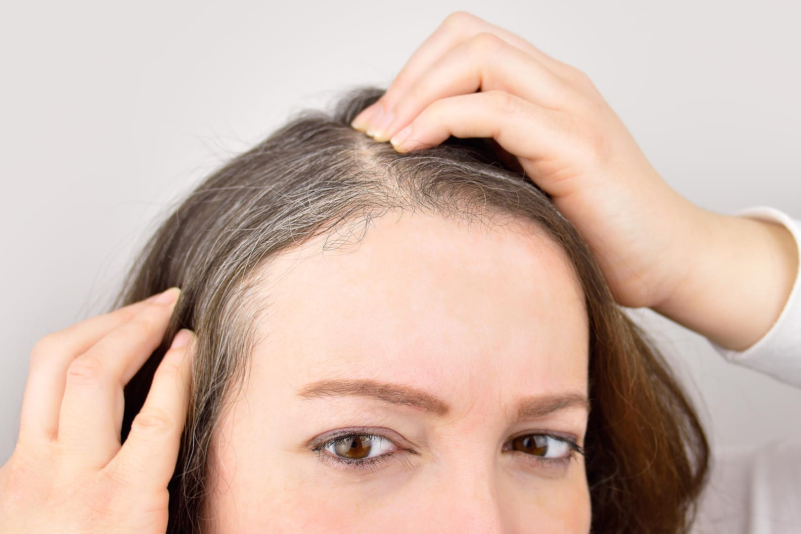 Graue Haare: Nicht allen fällt es leicht, sich damit abzufinden.