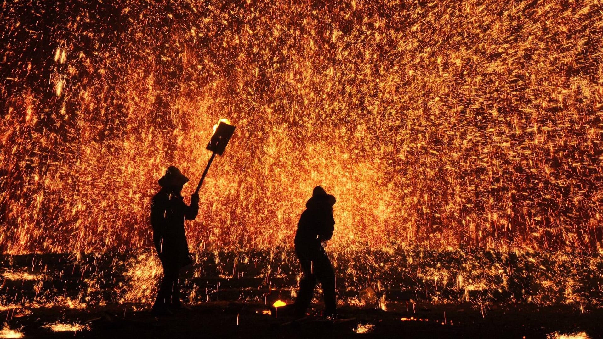 Feuerwerk mit geschmolzenem Eisen: Beim Chinesischen Neujahrsfest geht es besonders bunt und laut zu.