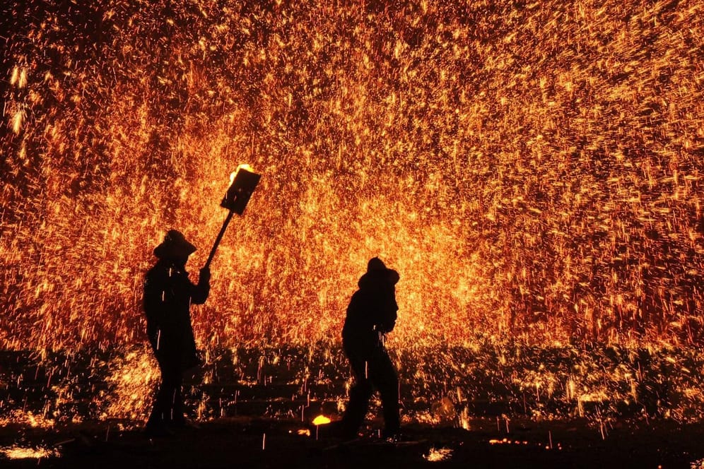 Feuerwerk mit geschmolzenem Eisen: Beim Chinesischen Neujahrsfest geht es besonders bunt und laut zu.