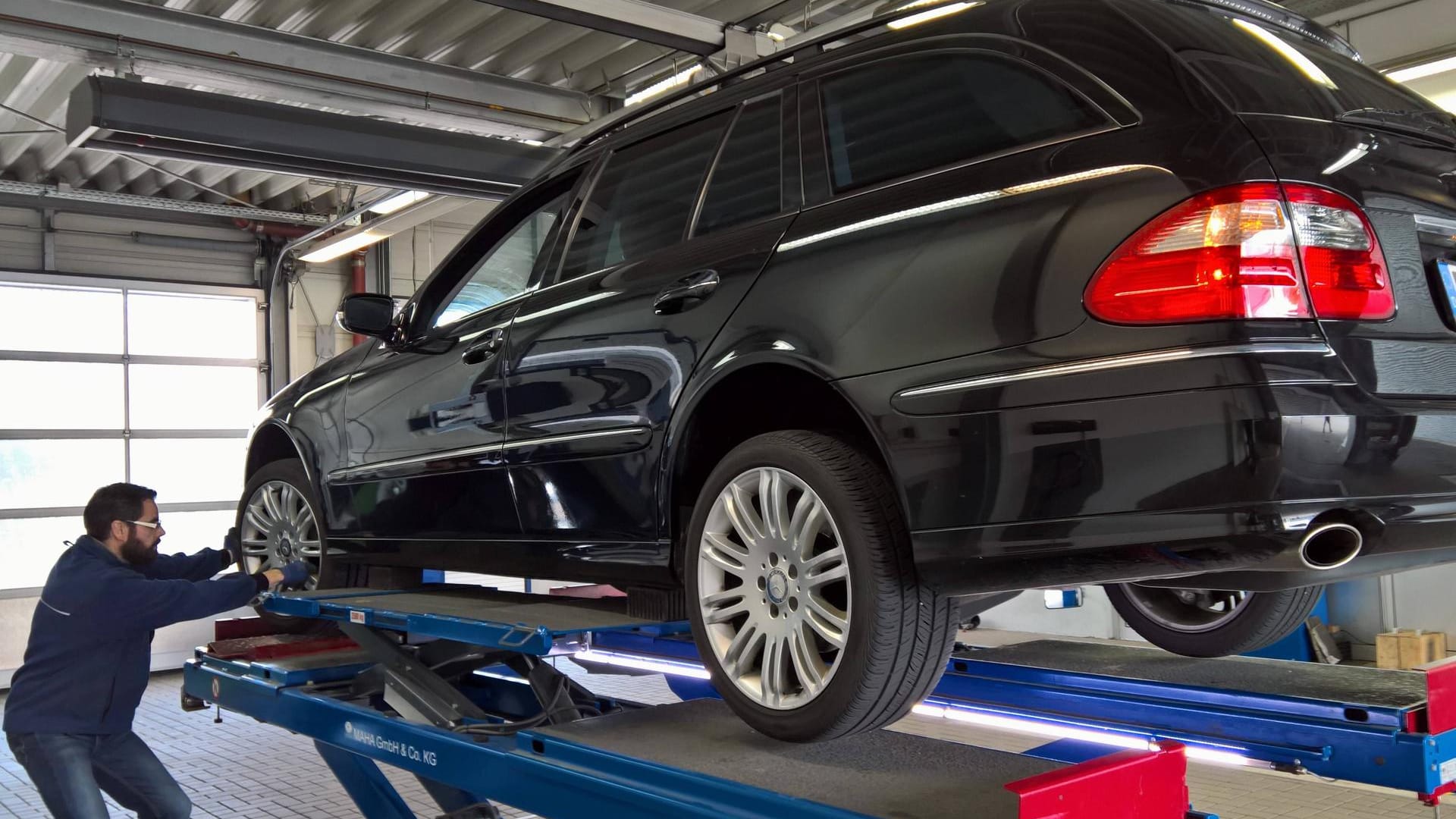 Hauptuntersuchung: Besteht das Auto die Prüfung, so erhält es eine neue Plakette.