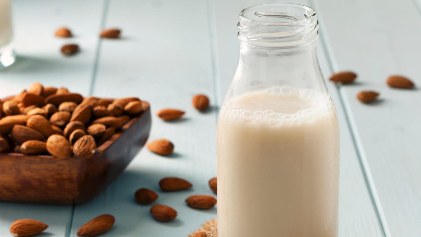 Mandelmilch: Die pflanzliche Milch ist eine gute Alternative zu Kuhmilch.