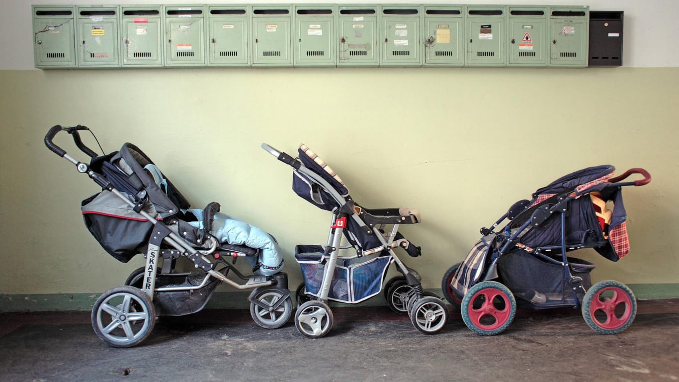 Kinderwagen im Hauseingang:Nicht alles darf im Hausflur abgestellt werden.