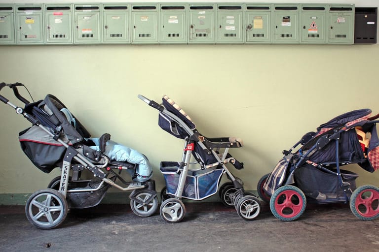Kinderwagen im Hauseingang:Nicht alles darf im Hausflur abgestellt werden.
