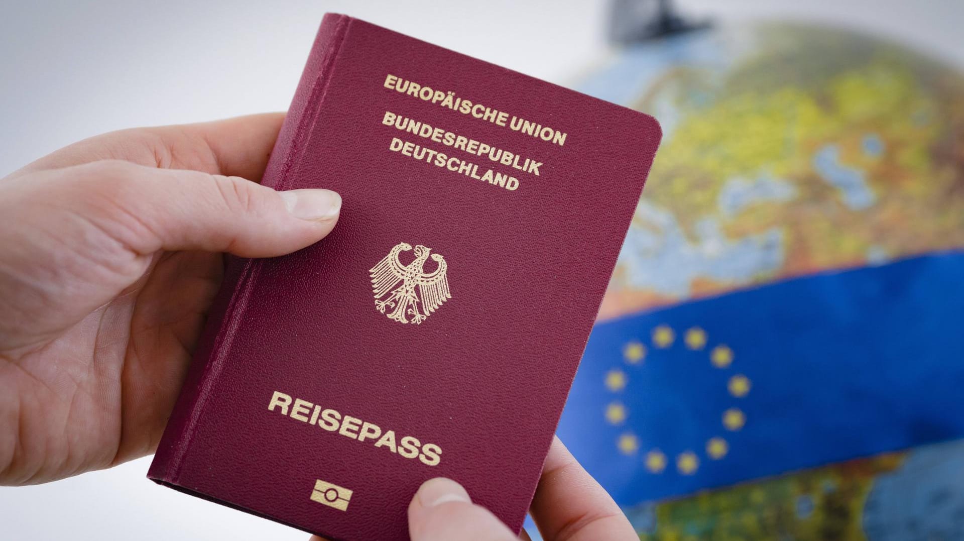 Deutscher Reisepass: Die Kosten für einen Reisepass hängen unter anderem vom Alter des Passinhabers ab.