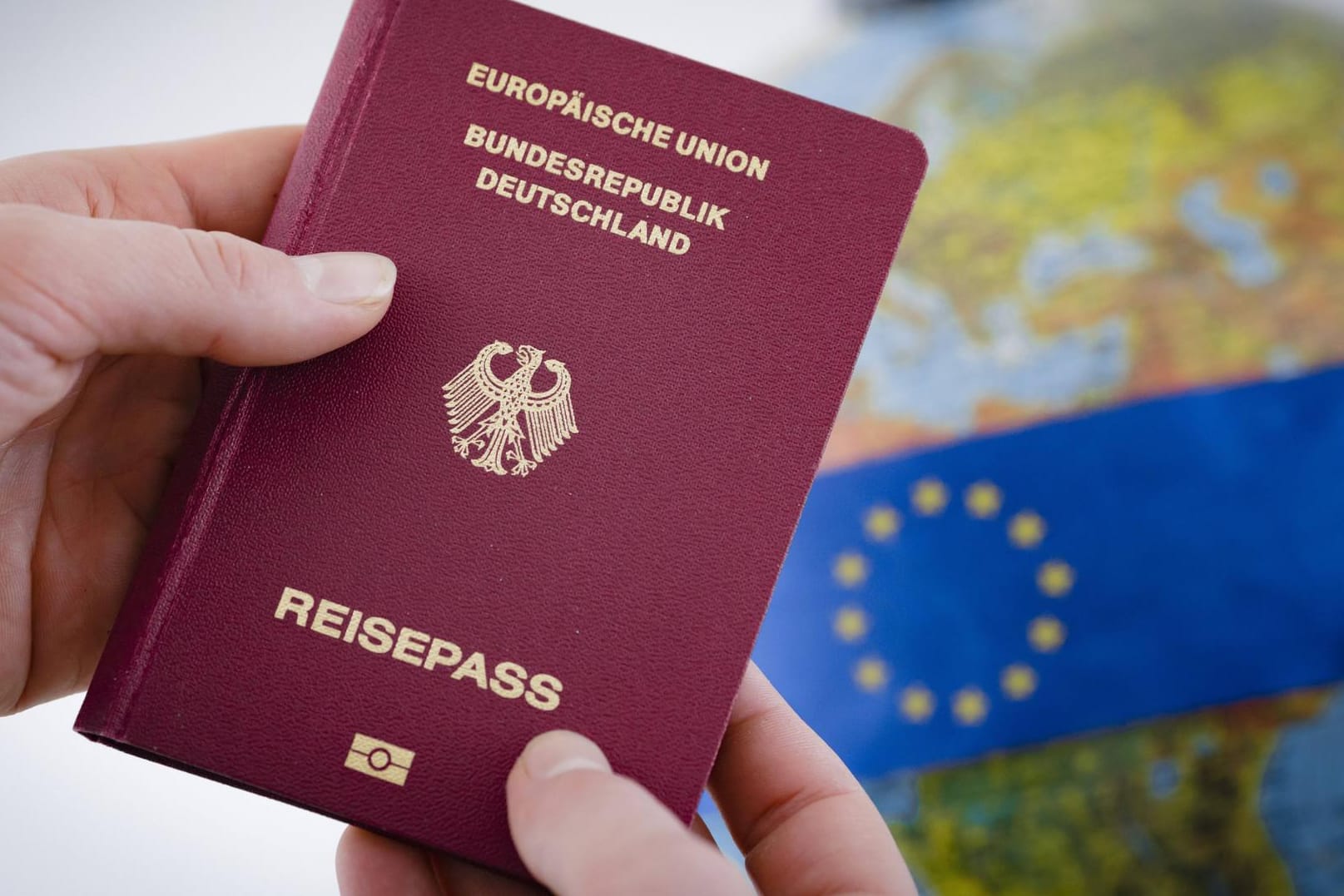 Deutscher Reisepass: Die Kosten für einen Reisepass hängen unter anderem vom Alter des Passinhabers ab.