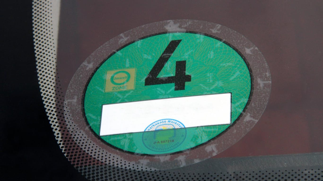 Umweltplakette: Der Sticker wird von innen an die Windschutzscheibe geklebt.