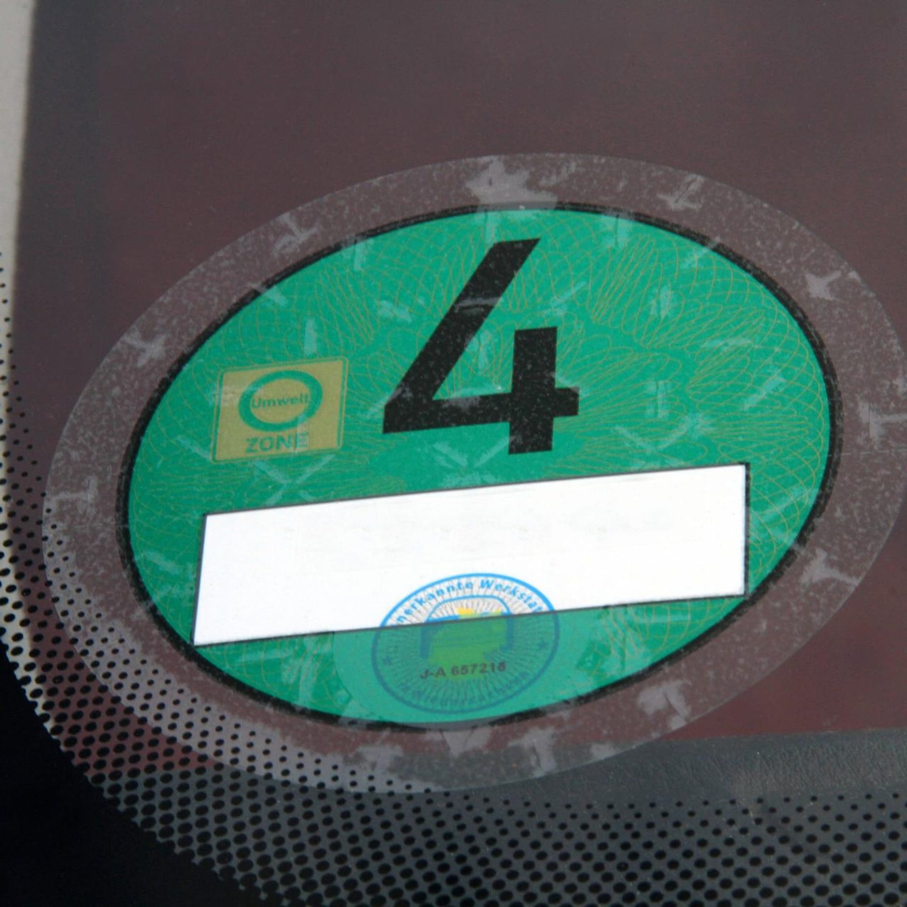Grüne Plakette an Auto sorgt für Rätsel - warum fehlt ein Stück des  Aufklebers?