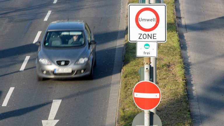 Umweltzone: Wo der Bereich beginnt, zeigt ein Verkehrsschild. Darunter informiert ein weiteres Schild darüber, dass man die Zone nur mit grüner Plakette befahren darf.