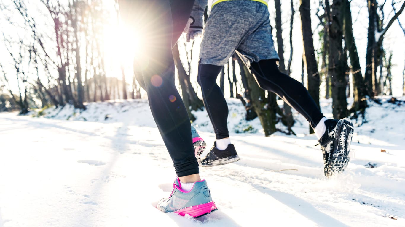 Jogger im Schnee: Im Winter ist ein gutes Schuhwerk das A und O beim Lauftraining.