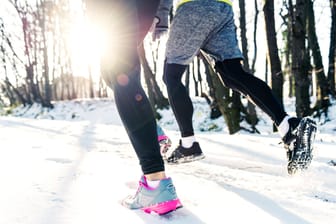 Jogger im Schnee: Im Winter ist ein gutes Schuhwerk das A und O beim Lauftraining.