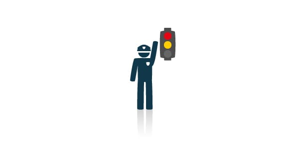 Polizist mit erhobenem Arm: Alle Verkehrsteilnehmer müssen auf das nächste Handzeichen warten.