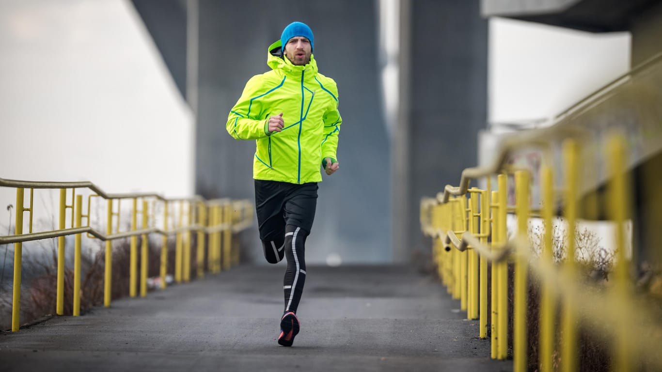 Jogger im Winter: Für das Training bei niedrigen Temperaturen sollten Sie Funktionskleidung wählen, die Feuchtigkeit nach außen abgibt und Reflektorstreifen hat.