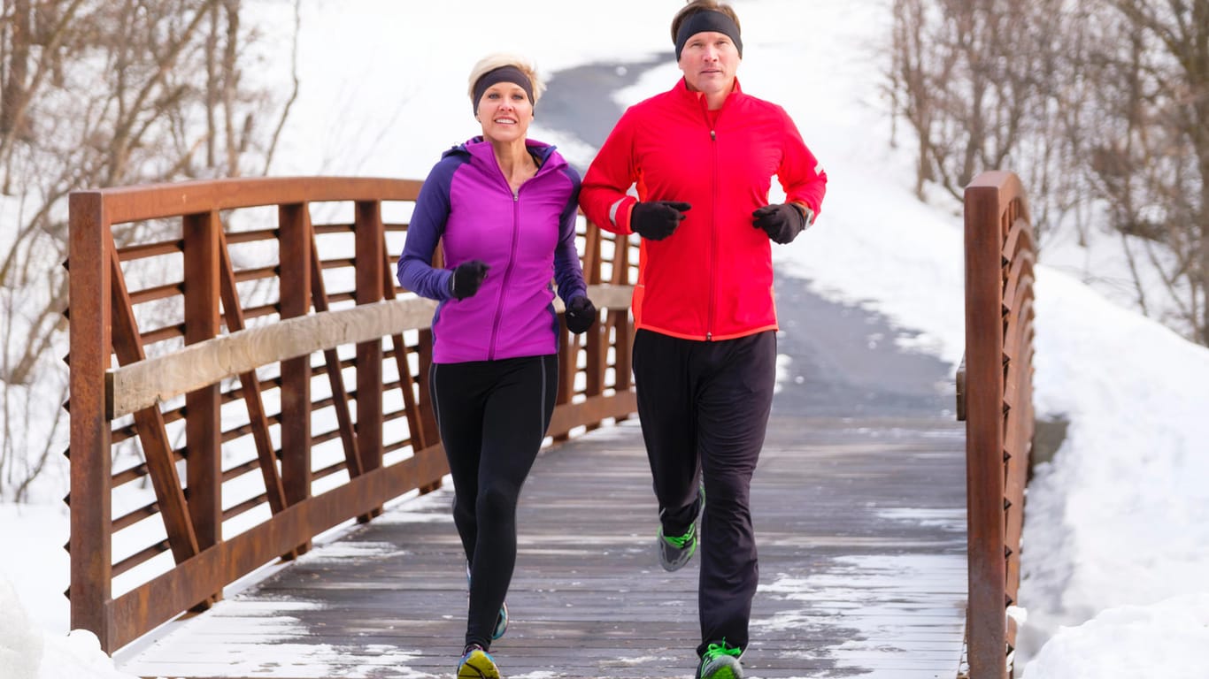 Zwei Jogger: Bewegung an der frischen Luft auch im Winter wichtig.
