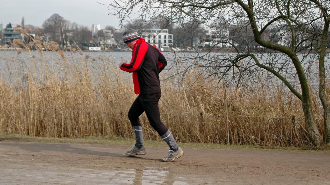 Jogger beim Training: Die Kleidung muss zur Witterung passen – so lässt sich die Gefahr einer Erkältung beim Joggen im Winter verringern.