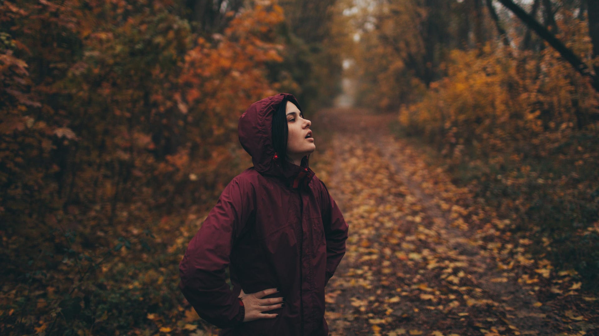 Joggerin im Wald: Die falsche Atmung kann die Schleimhäute austrocknen.