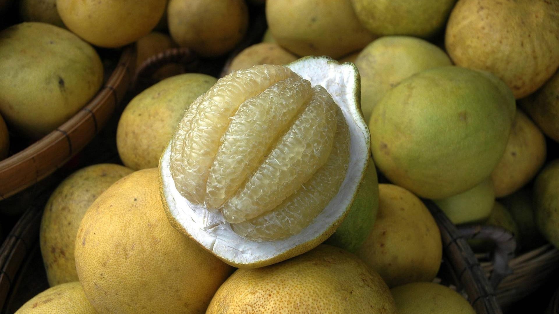 Angeschnittene Pomelo: Die Schale der Frucht ist ungenießbar und muss vor dem Verzehr entfernt werden.