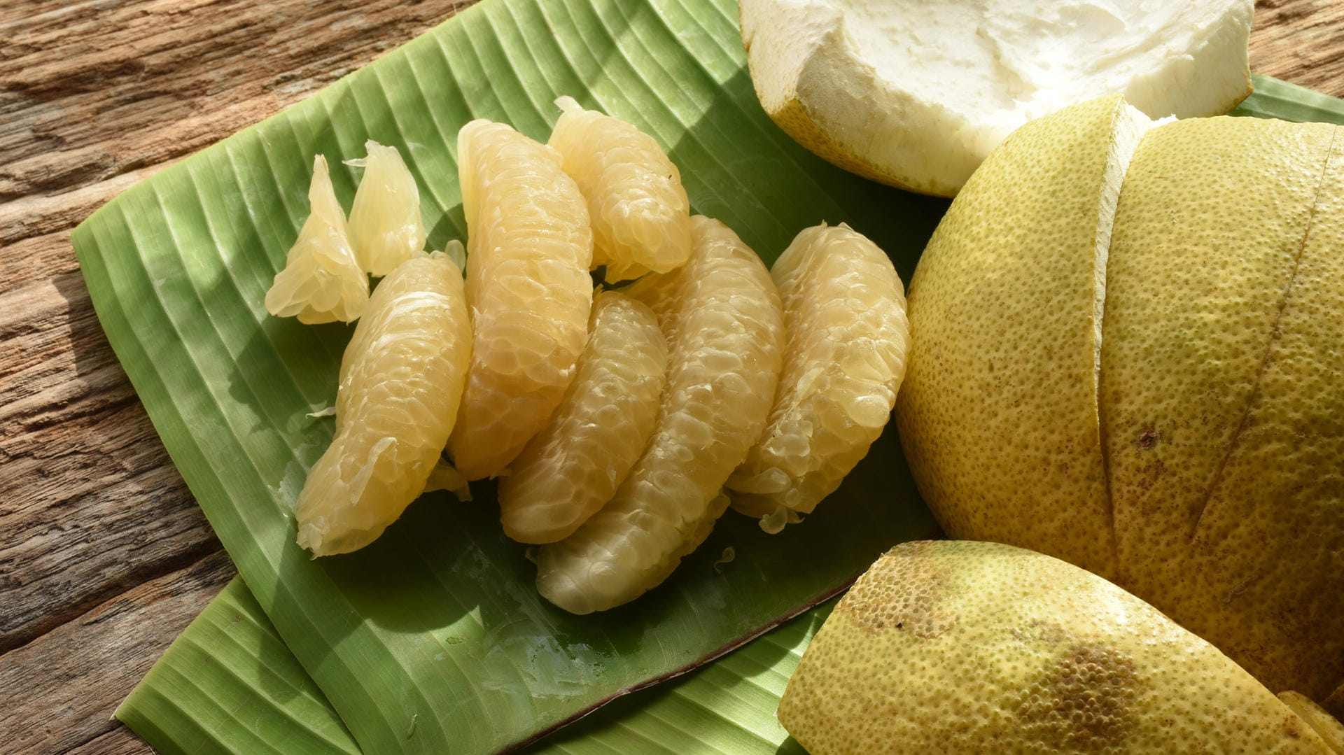 Pomelo-Frucht: Das Fruchtfleisch wirkt etwas trocken, ist jedoch saftig.