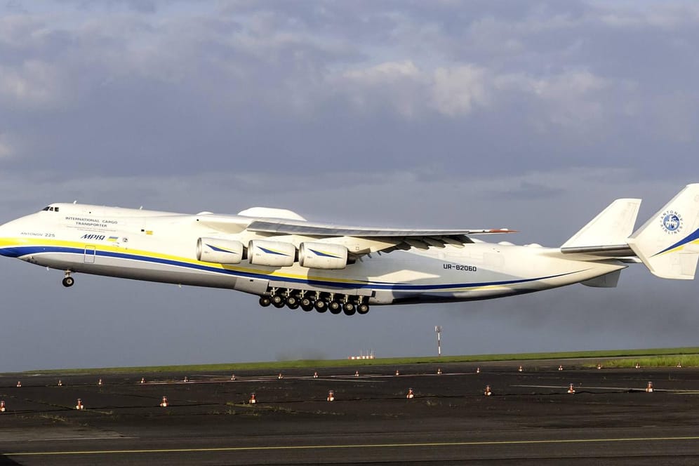 Antonow An-225: Das größte Frachtflugzeug der Welt (84 Meter lang, 88 Meter Spannweite) wiegt 285 Tonnen, ein Airbus A380 bis zu 560 Tonnen – die Gesetze der Physik lassen selbst diese Kolosse abheben.