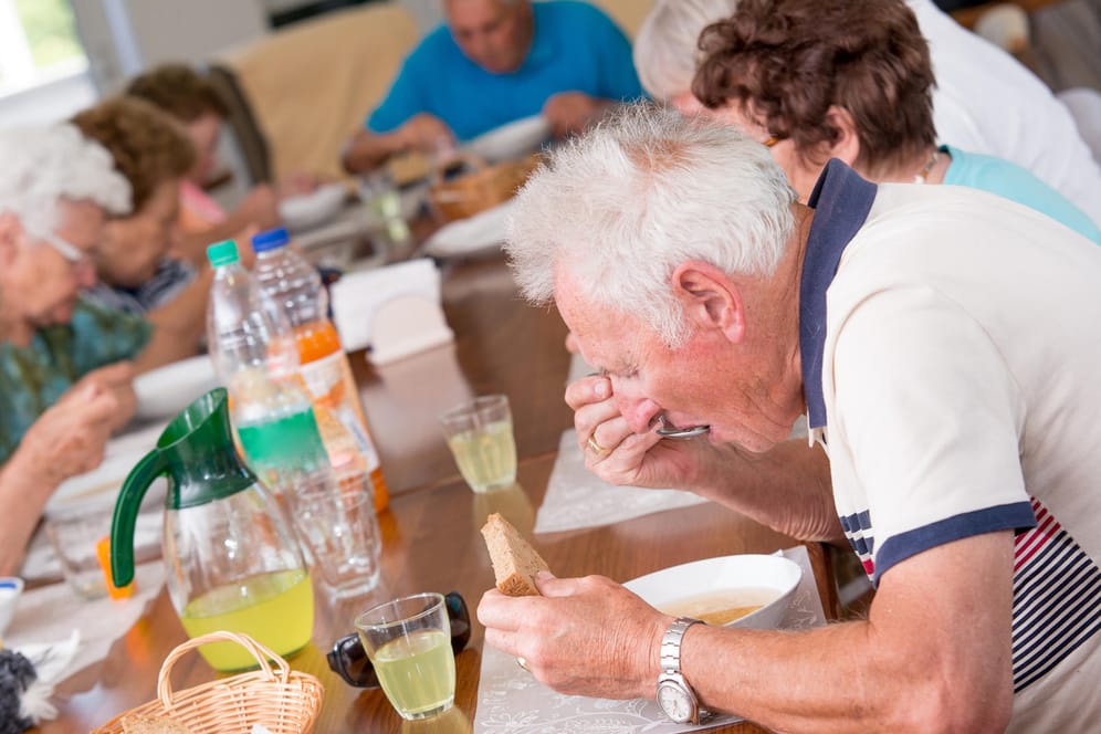 Senioren beim Mittagessen in einem Heim