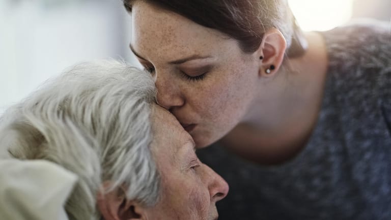 Angehörige umsorgt ältere Frau: Können die Pflegebedürftigen den Eigenanteil an der Pflege und Unterbringung nicht selbst aufbringen, müssen die Angehörigen einspringen.