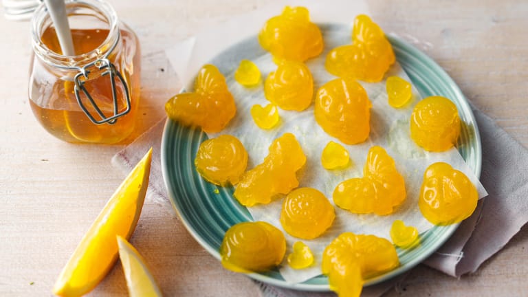 Kleine Süßigkeiten: Aus Kurkuma, Ingwer, Orangen und Agar-Agar lassen sich schnell leckere Fruchtgummis zubereiten.