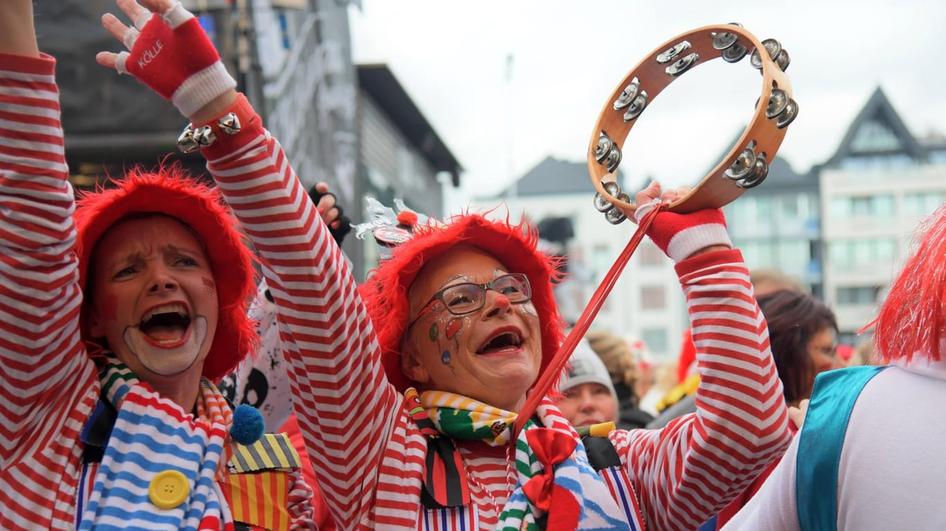 Karneval in Köln: Zur Altweiberfastnacht gelten Männer ohne Krawatten als Spielverderber.