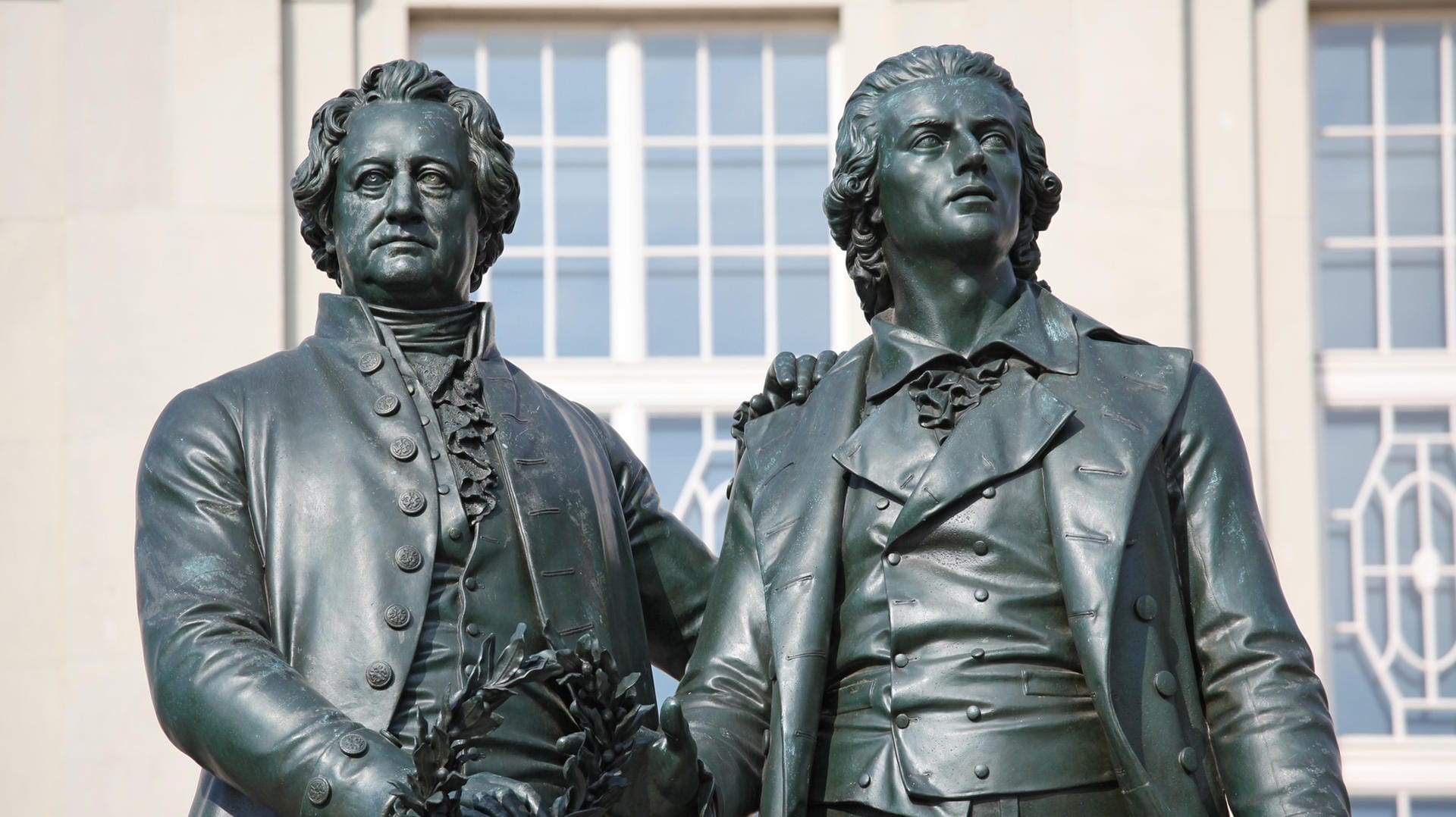 Dichterdenkmal vor dem Theater in Weimar: Darstellung von Goethe (links) mit seinem Freund Schiller.