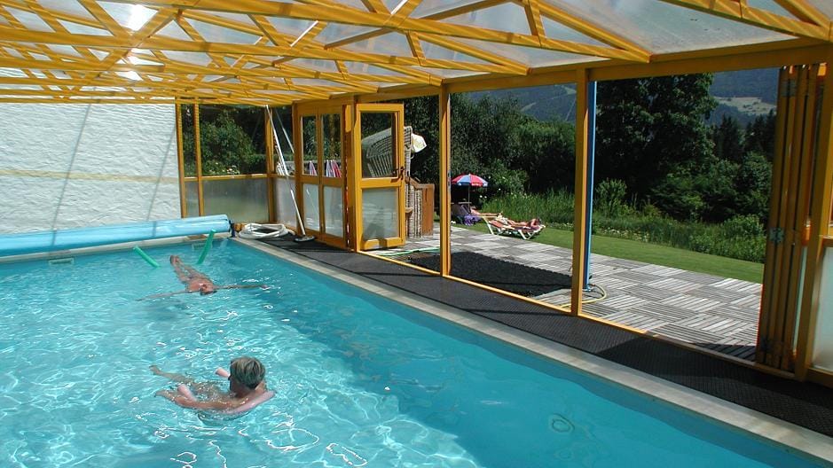 Landhaus Lührmann: Zum FKK-Bereich zählt auch ein Pool mit Blick aufs Bergpanorama.