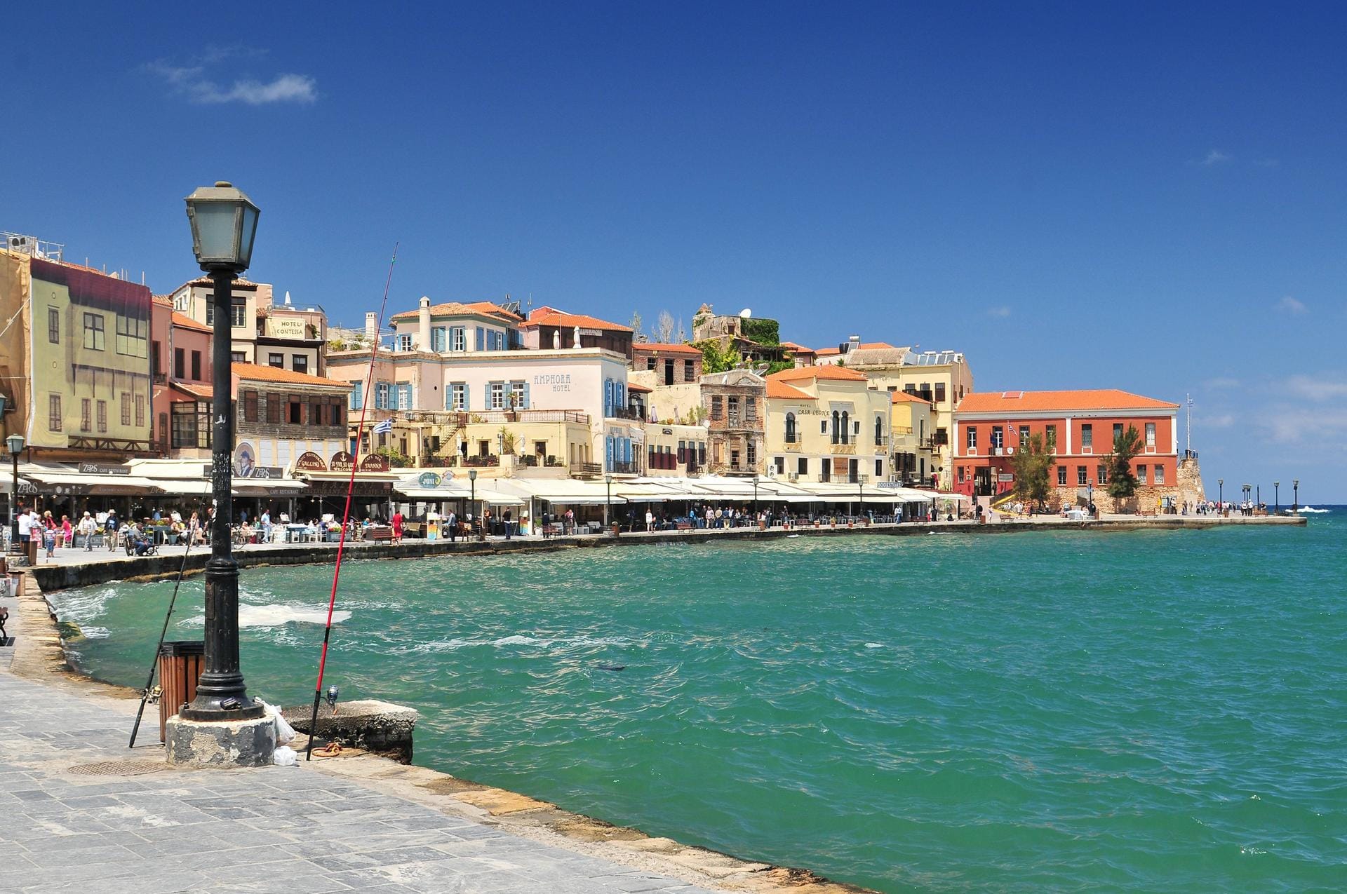 Venezianischer Hafen in Chania: Beim Spaziergang durch die engen Gassen finden Sie viele Cafés, Restaurants und Souvenirshops.
