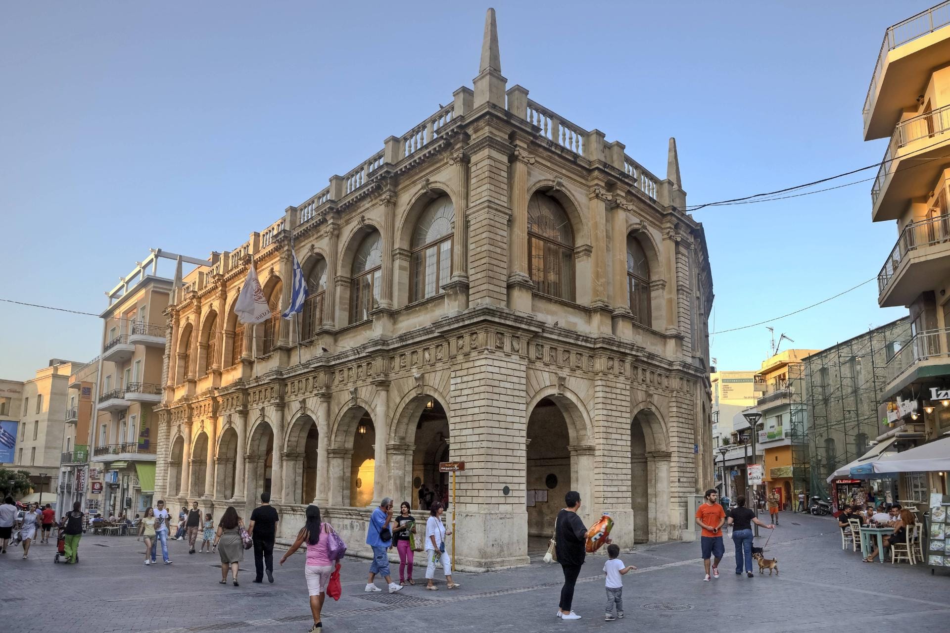 Venezianische Loggia in Heraklion: In Kretas Hauptstadt erwarten Sie zahlreiche historische Bauwerke, die von der spannenden Historie der Region zeugen.